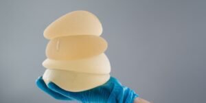 اضرار عملية تكبير الثدي